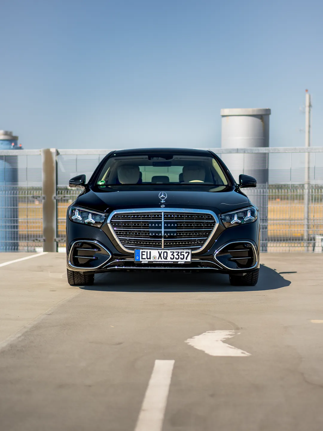 Limousine auf dem Parkdeck