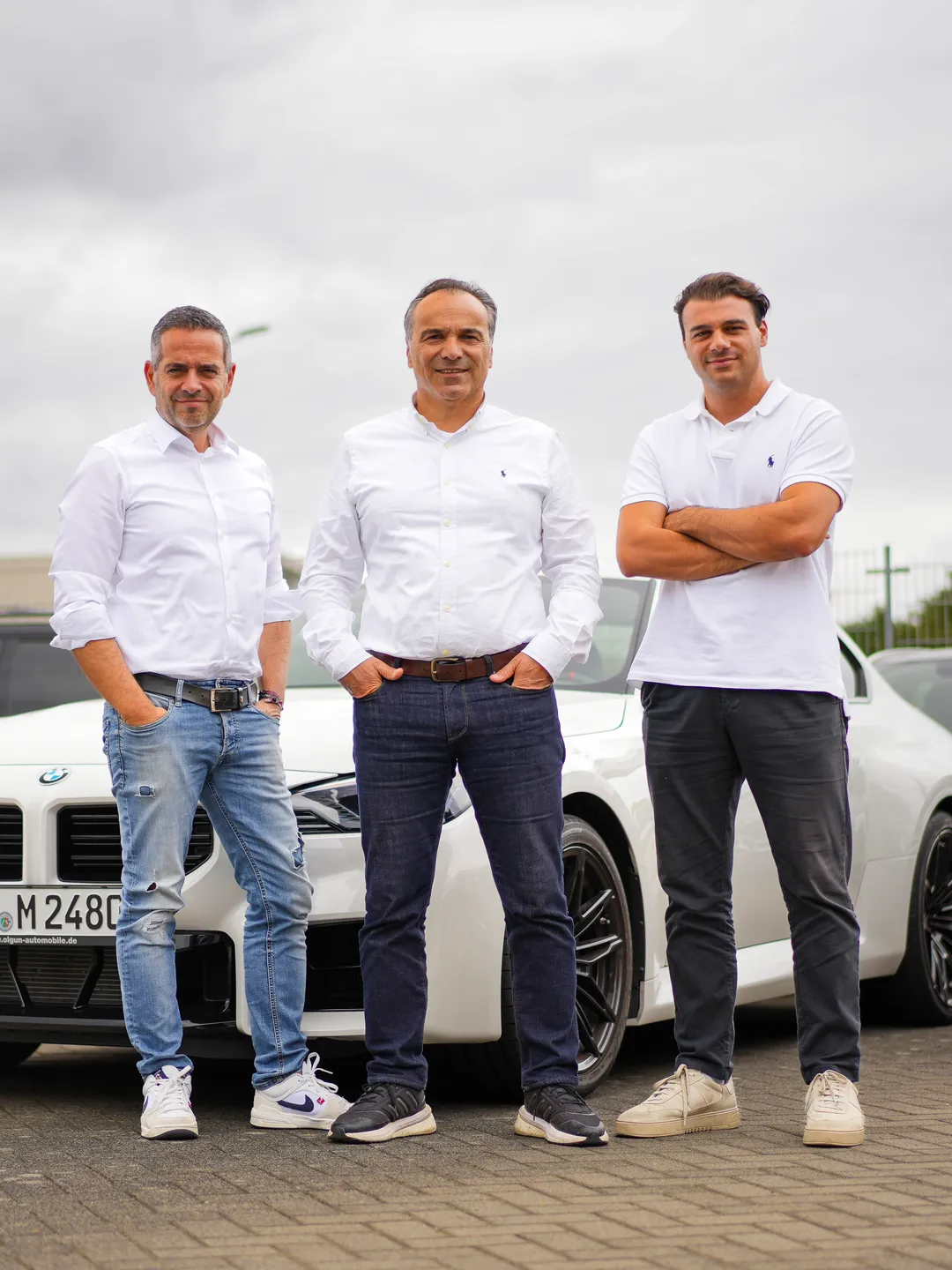 Teamporträts vor dem Autohaus